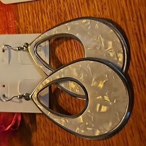 Viola dangling earring NWT